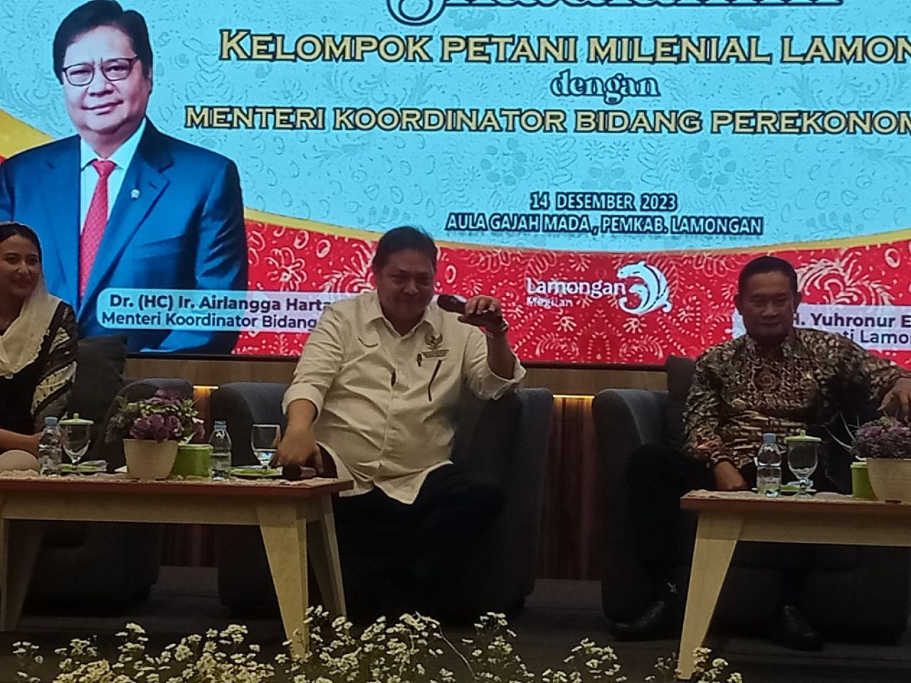 Keterangan foto : Menteri Koordinator (Menko) Bidang Perekonomian Airlangga Hartanto saat bertemu para petani milenial di Lamongan, Kamis (14/12/2023). ZR