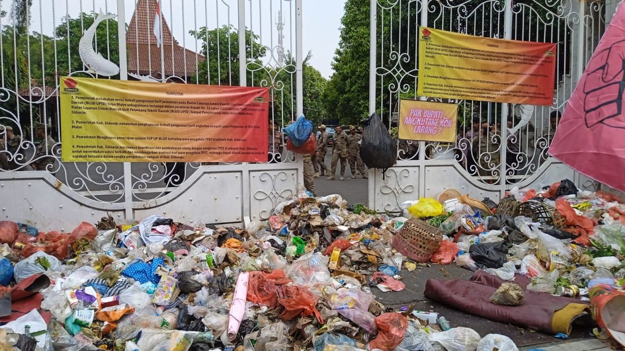 Pendemo Penuhi Pendopo Bupati Sidoarjo Dengan Sampah
