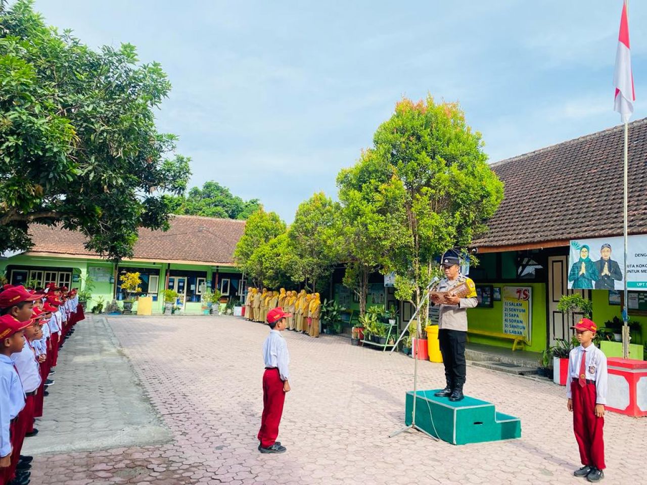 Polres Blitar Sapa Anak-anak SDN 1 Kalipang Lodoyo Timur Terkait Program Senin Masuk Sekolah