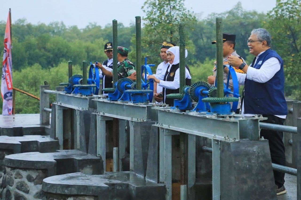 Khofifah Resmikan Bangunan Pengendali Banjir Rob Di Probolinggo