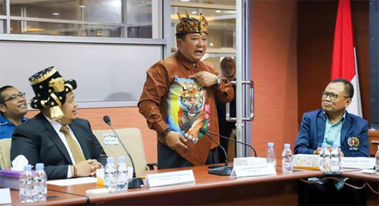 Jember Fashion Carnaval Antarkan Bupati Hendy Raih Anugerah PWI 2024