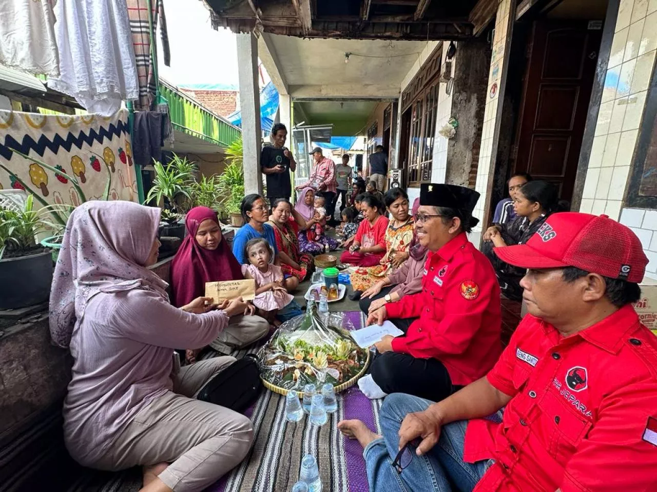 Tasyakuran HUT PDI Perjuangan ke-51, Buleks Rayakan Bersama Warga Korban Kebakaran