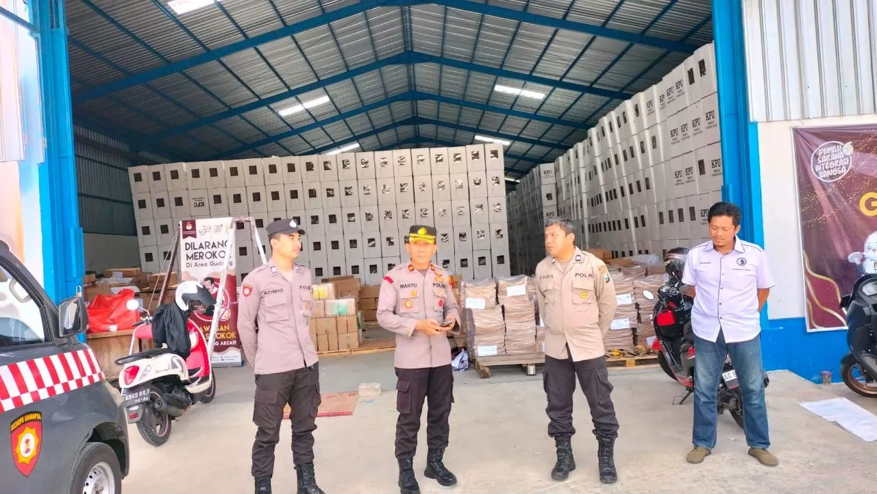 Polres Tulungagung Lakukan Pengamanan Gudang KPU dan Proses Pelipatan Surat Suara