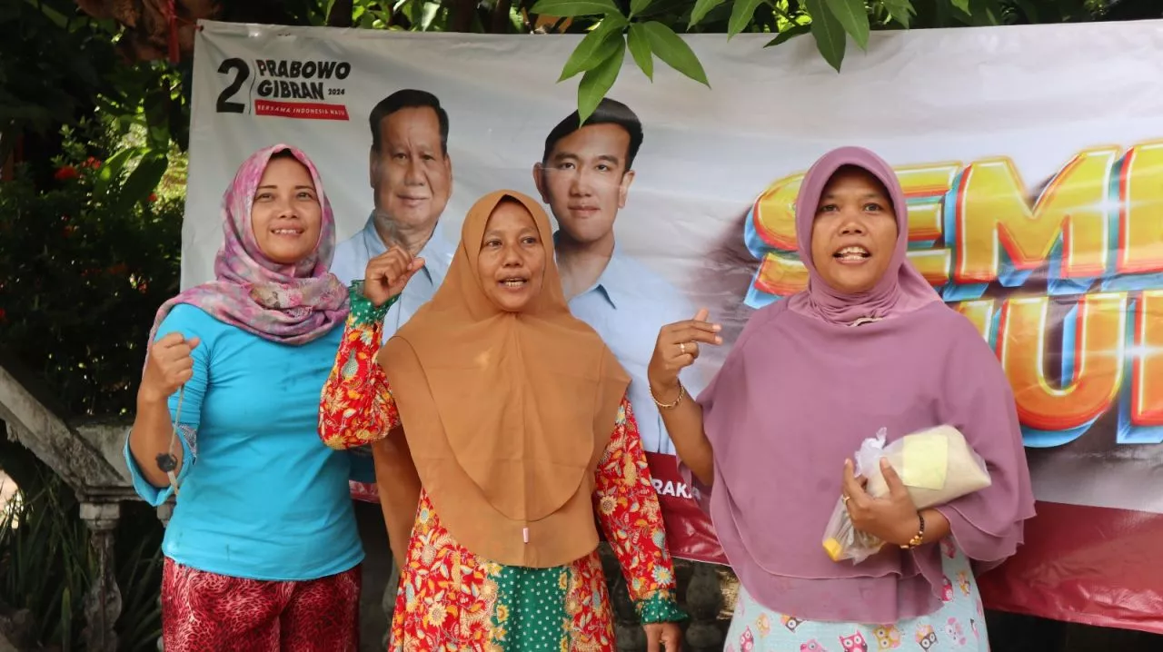 Ribuan Sembako Murah Prabowo-Gibran Berkharisma Lamongan Ludes Diborong Emak-emak