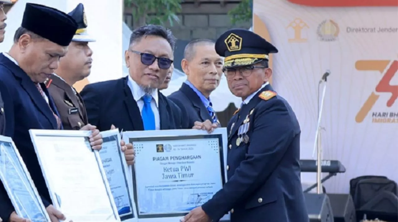 Kanwil Kemenkumham Beri Penghargaan PWI Jatim di Hari Bhakti Imigrasi ke 74