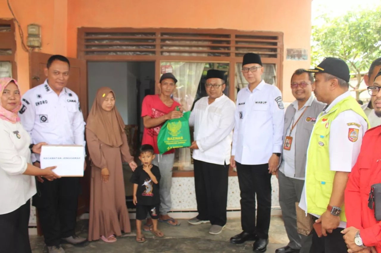 Keterangan Foto: BAZNAS Jember bersama LP2MI Unej serahkan bantuan untuk tangani Stunting