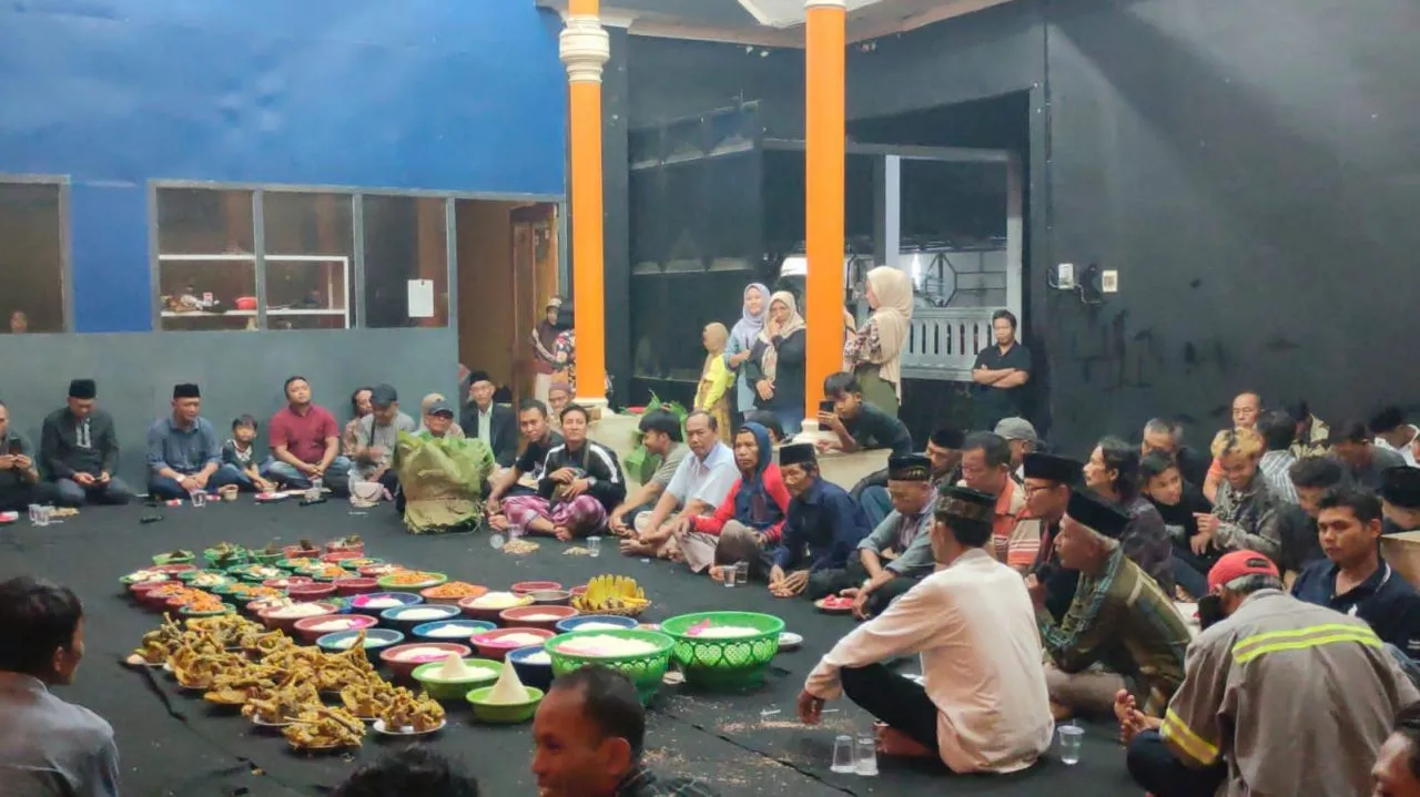 Relawan Trijanto Bagikan 13 Ingkung Ayam Jantan