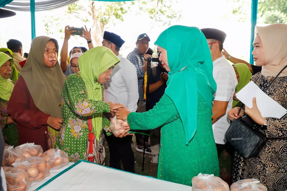 Khofifah Bagikan Telur Untuk Balita dan Zakat Produktif Bagi Pelaku Usaha Ultra Mikro di Jember