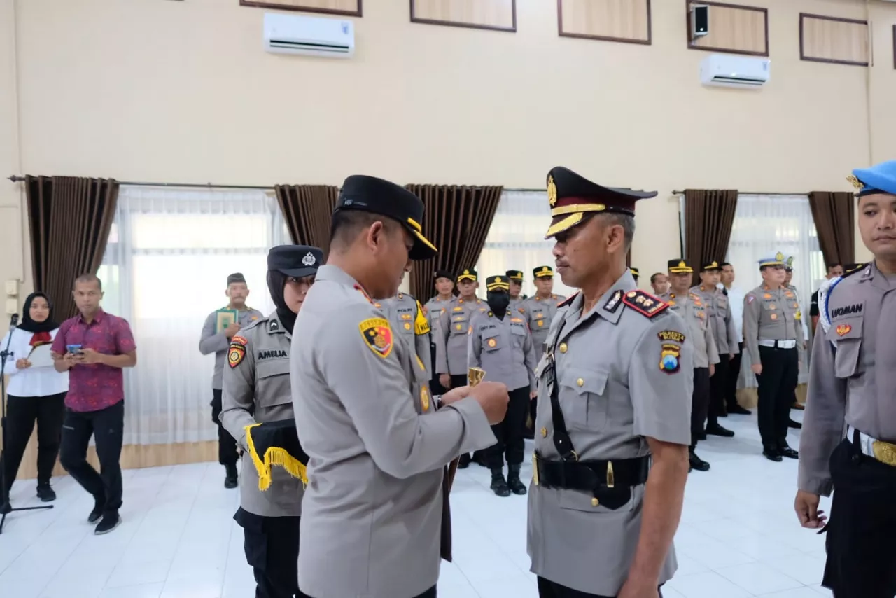 Pimpin Upacara Sertijab Kapolsek Srengat, Kapolres Blitar Kota: Berikan Pelayanan Terbaik Kepada Masyarakat