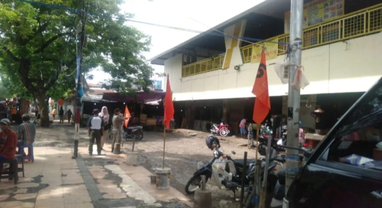 PD Pasar Surya Sayangkan APK Parpol di Depan Pintu Masuk Pasar Keputran Utara
