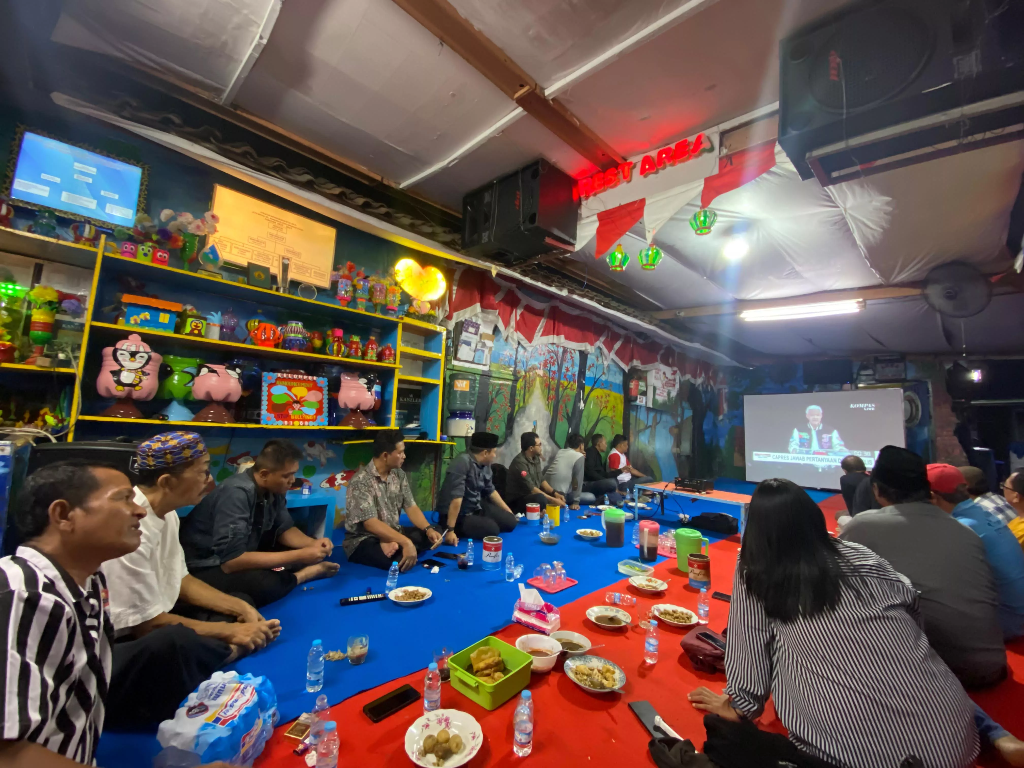 Sambil Makan Lontong Balap, Caleg PDIP Bersama Warga Nobar Debat Capres-Cawapres 
