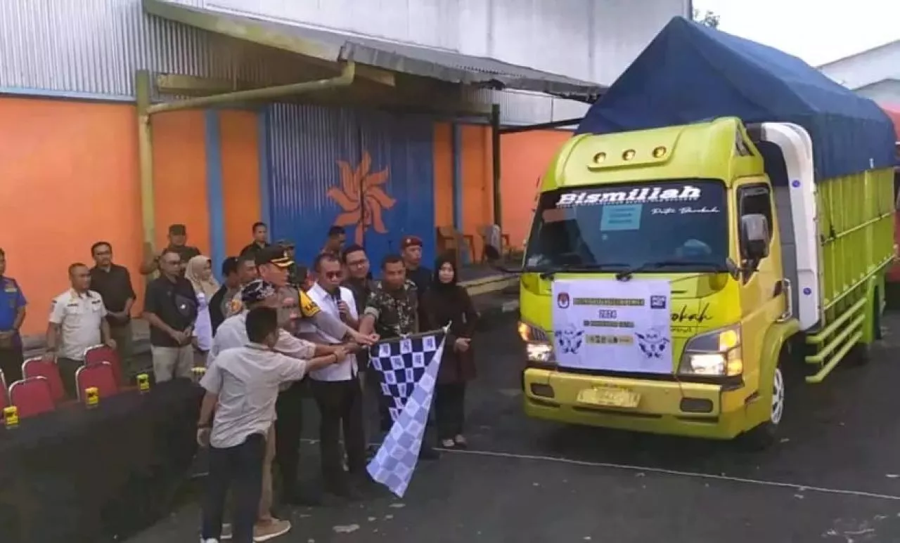 PJ Bupati Bondowoso Lepas Distribusi Logistik Pemilu 2024