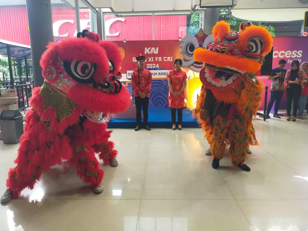 Rayakan Tahun Baru Imlek, KAI Daop 8 Surabaya Hadirkan Antraksi Barongsai 
