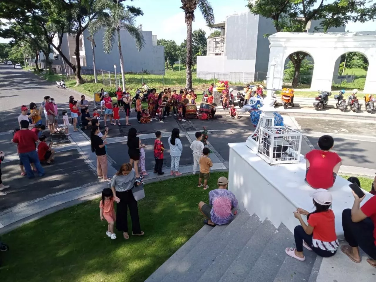 Atraksi Barongsai Hibur Warga Raffles Garden Citraland 