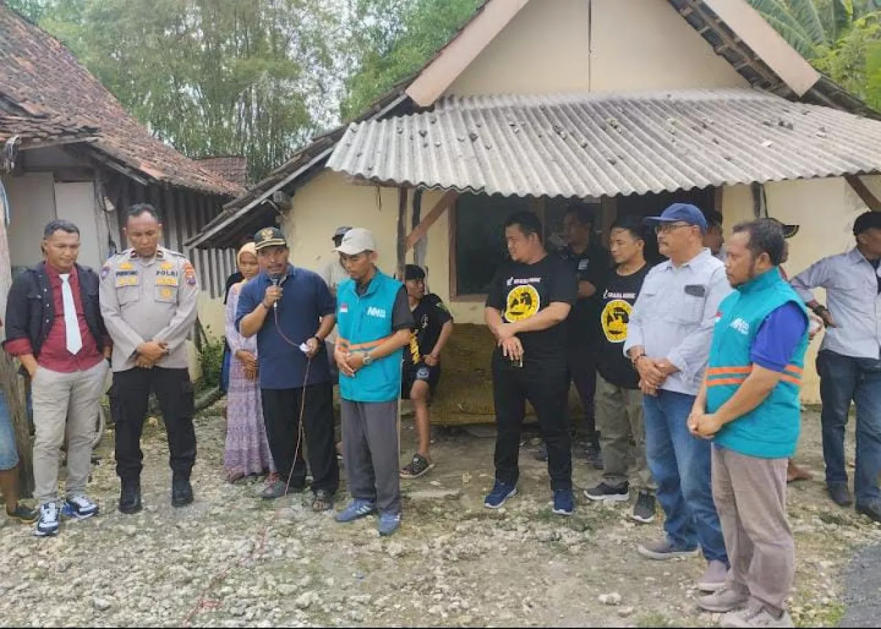 Momen HPN 2024 dan HUT PWI ke-78, PWI Lamongan Robohkan Rumah Janda Miskin
