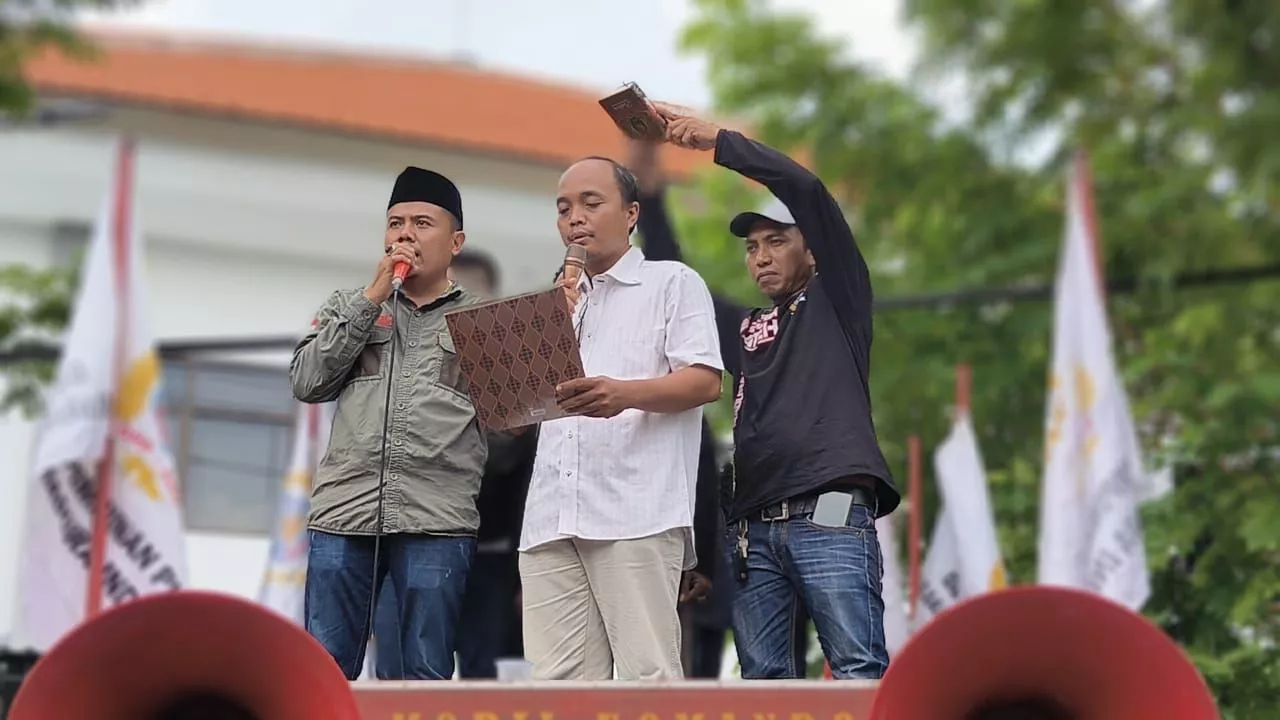 Tindaklanjut Laporan Dugaan Money Politik, AMI Kepung Gedung Bawaslu Surabaya