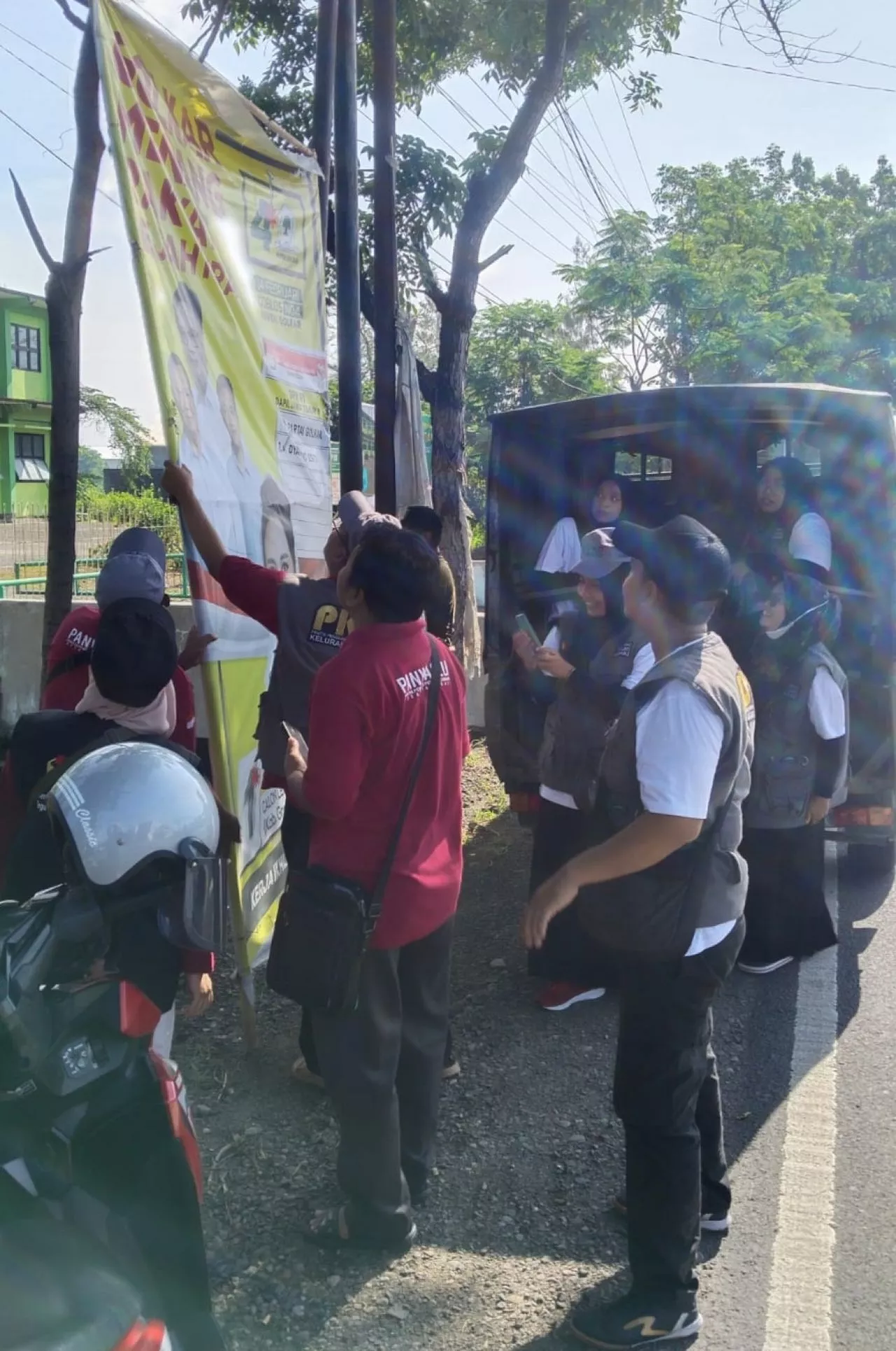 Surat Teguran Tak Indahkan, Bawaslukab Lamongan  Babat Ribuan APK yang Melanggar 