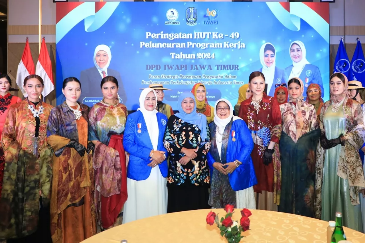 Gubernur Khofifah  Terima Penghargaan Tokoh Wanita Inspiratif