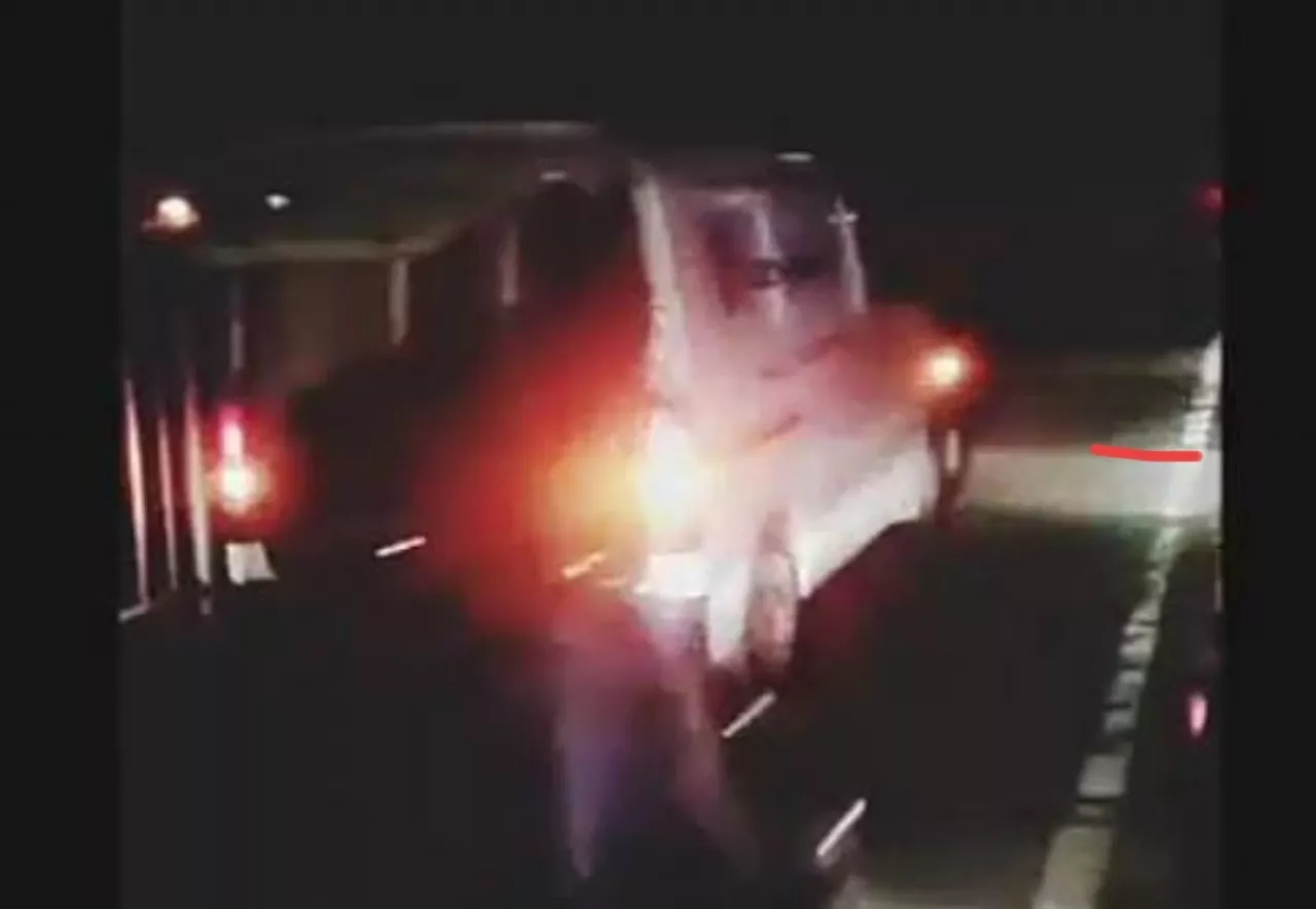 Minibus Nyasar Ke Jalur Roda Dua di Jembatan Suramadu 