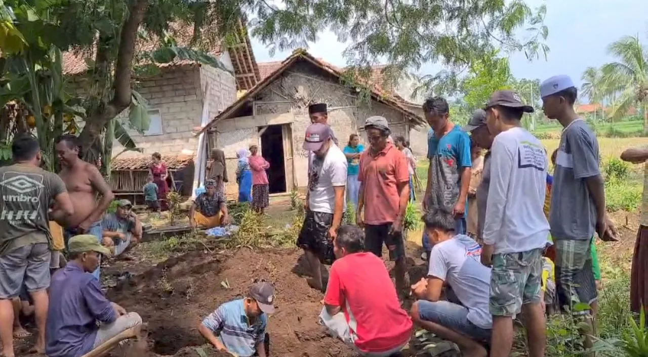 Keterangan Foto: Saat Warga membongkar kembali Makam Almarhumah Nenek Tiah