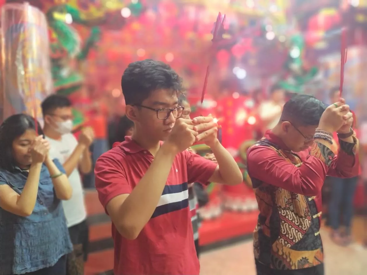 Rayakan Tahun Baru Imlek Warga Tionghoa Ibadah Sembayang Jam 12 Malam di Klenteng Hong San Ko Tee