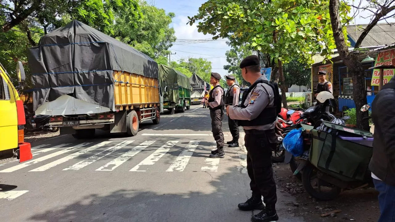 Polres Nganjuk Kawal Pendistribusian Logistik Pemilu 2024 Dari Gudang Sampai PPK Pastikan Keamanan