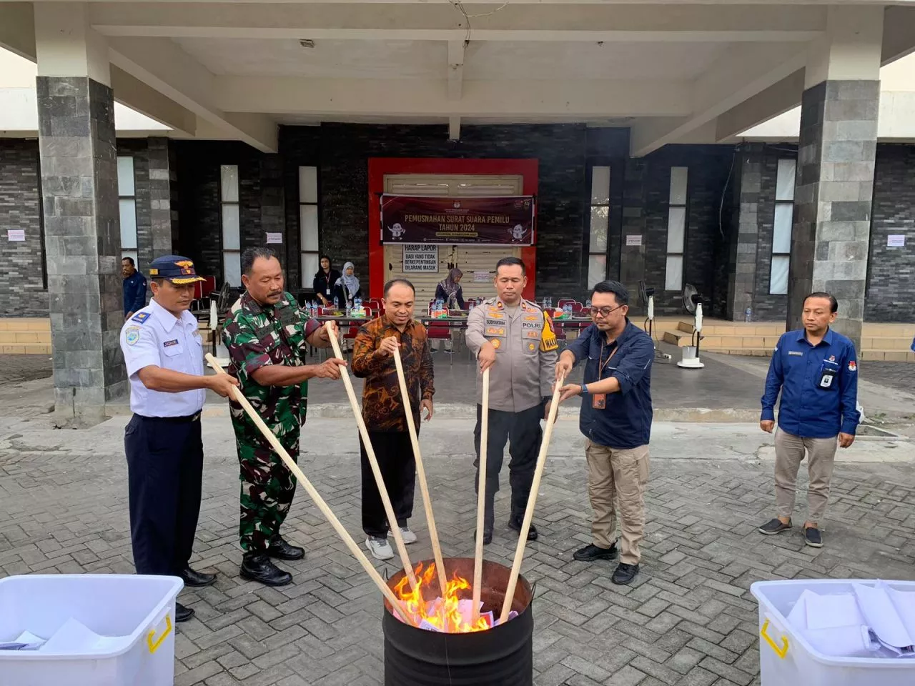 KPU Nganjuk Musnahkan Surat Suara Rusak