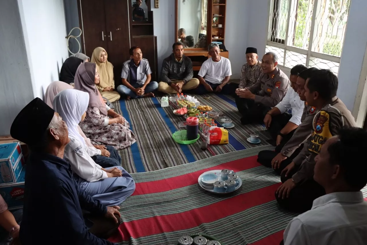 Kapolres Malang Kunjungi Keluarga Petugas KPPS yang Wafat Usai Pemilu 2024