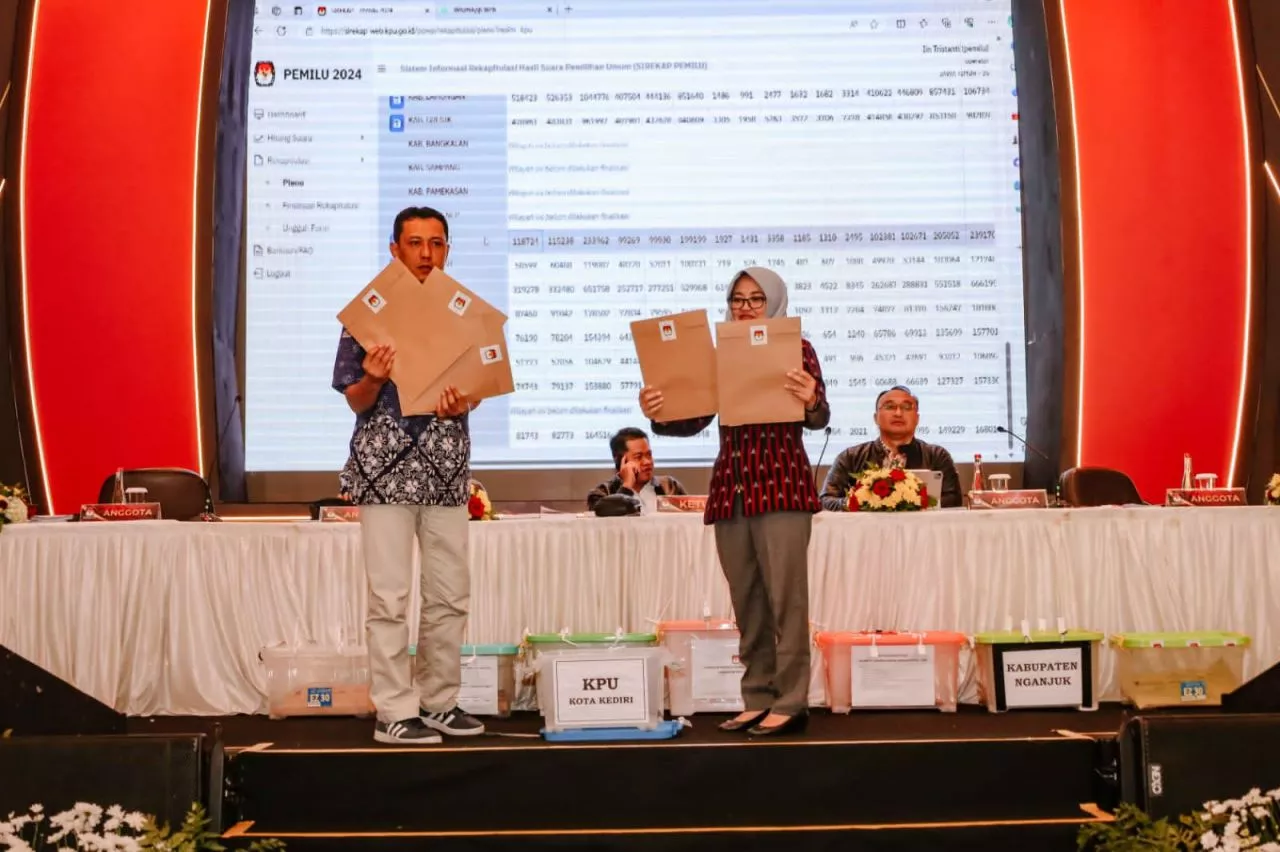 Rekapitulasi Hasil Perolehan Suara Hari Ketiga, KPU Jatim: Partisipasi Masyarakat Tembus 82 Persen
