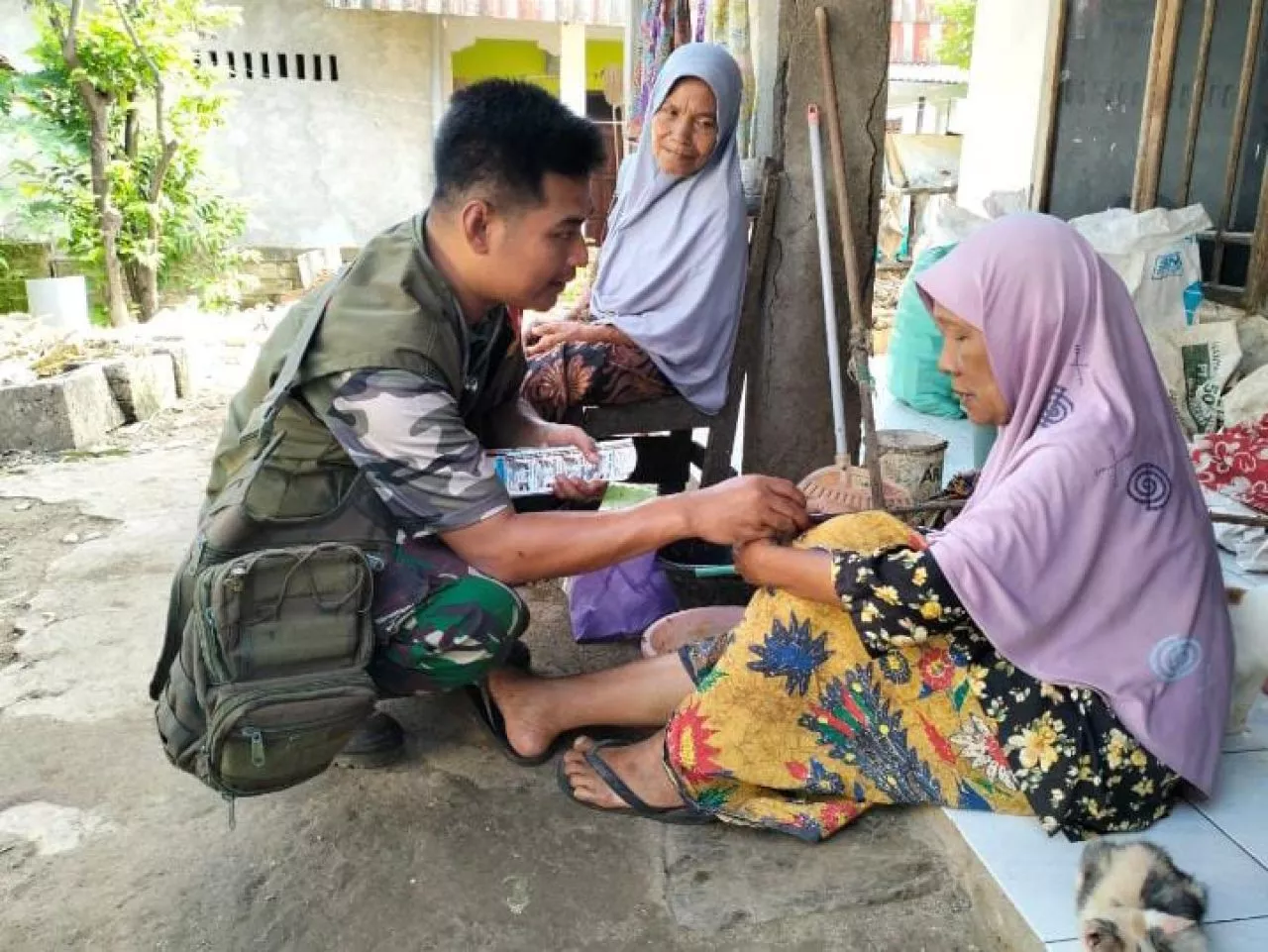 Tim Keslap TMMD ke-119 Periksa Kesehatan Warga Brengkok di Awal Puasa Ramadan 1445 H