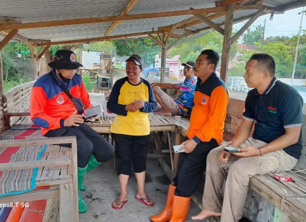 Keterangan Foto : BPBD Lamongan Diantara pemukiman warga di Lamongan yang tergenang akibat luapan air Bengawan Solo, Selasa (12/3/2024) ZR