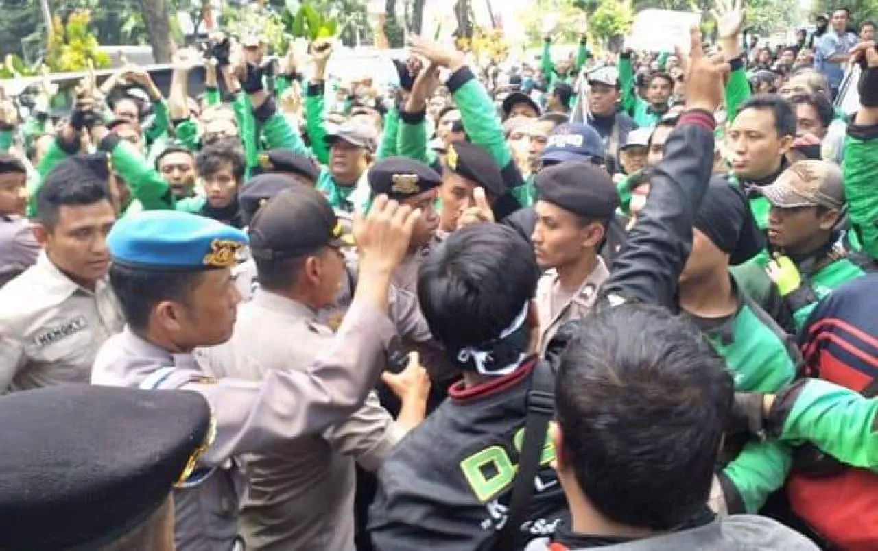 Viral di Grup WhatsApp Massa Ojek Online Geruduk Apartemen Puncak Kertajaya 
