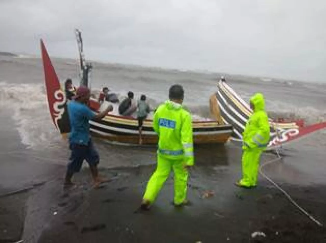 Cuaca Ekstrim Perahu Nelayan Karam di Perairan Situbondo