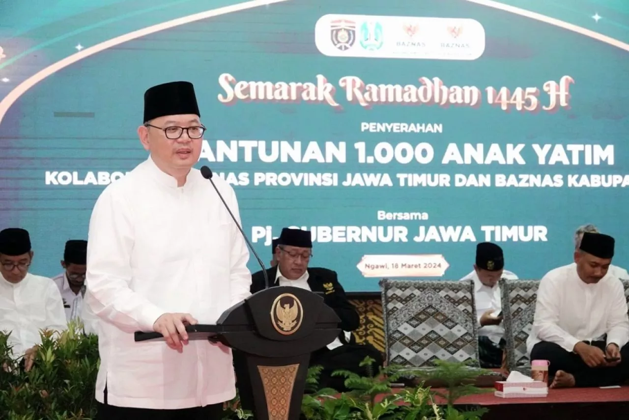 Safari Ramadhan 1445 H di Ngawi, Pj. Sekdaprov Bobby Salurkan Santunan kepada 1.000 Anak Yatim