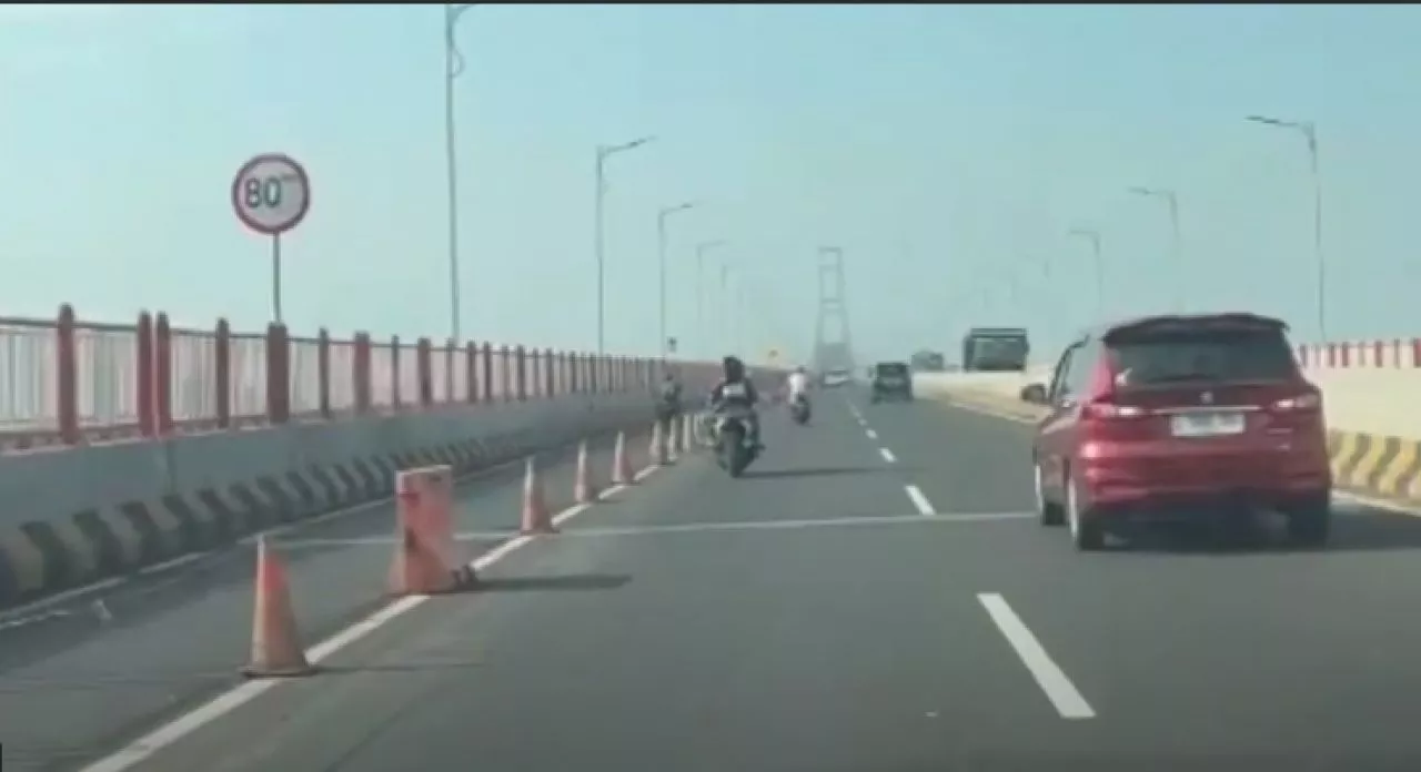 Polisi Tanggapi Video Viral Pengendara Motor Gunakan Jalur Roda Empat Di Jembatan Suramadu