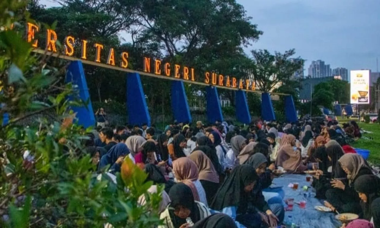 Unesa Gelar Buka Puasa Bersama Bagikan 1.000 Paket Makanan dan Takjil