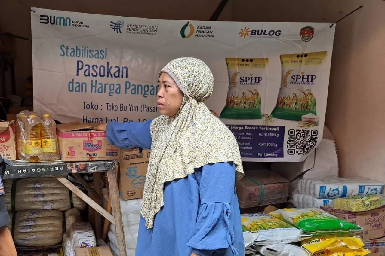 Keterangan Foto:- Yunanik (45) salah seorang pedangan sembako di Pasar Wage Baru Kabupaten Nganjuk