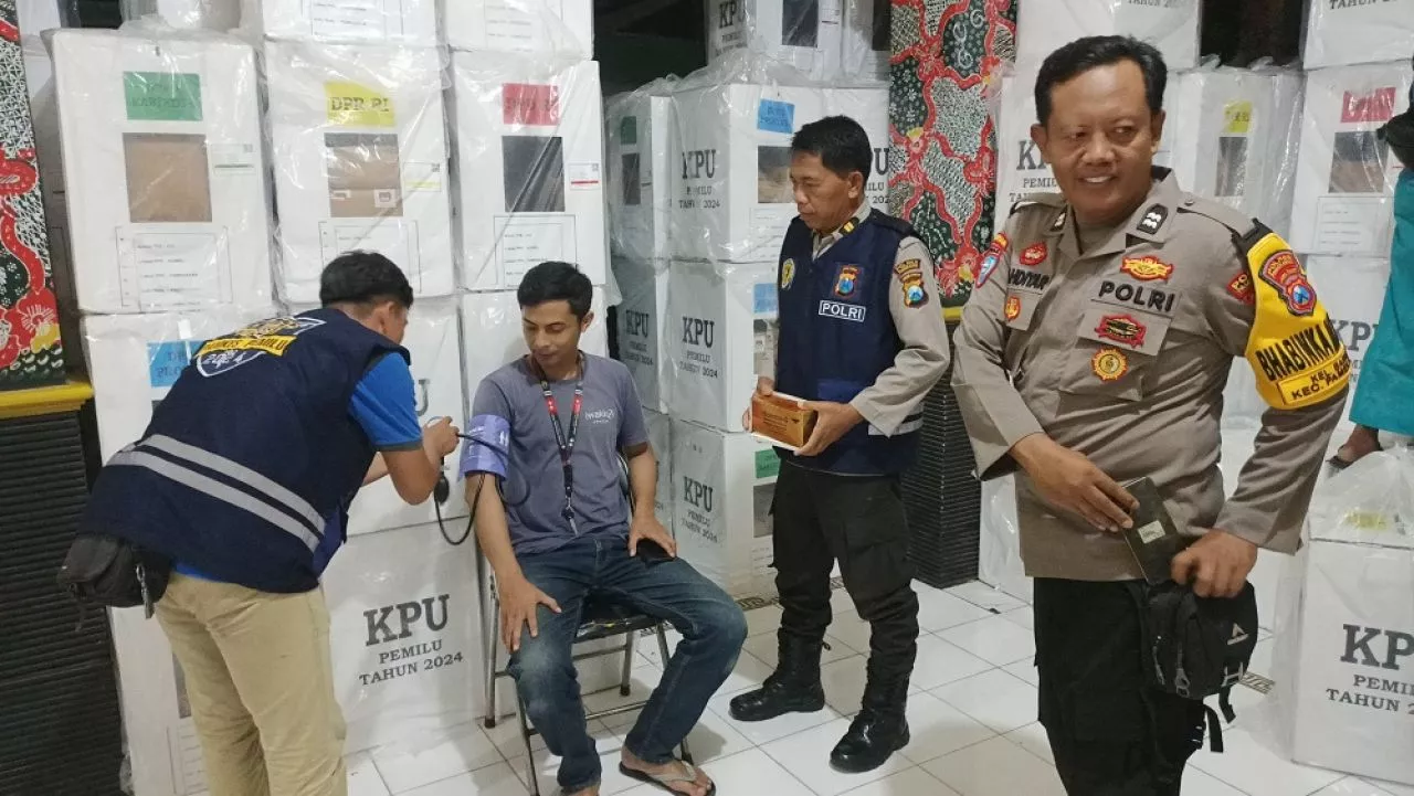 Polres Pamekasan Beri Layanan Kesehatan Gratis Bagi Petugas Pemilu