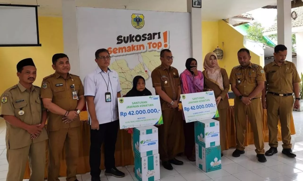 Peserta BP Jamsostek, Ahli Waris Guru Ngaji Dan Perangkat Desa Di Bondowoso Dapat Santunan 42 Juta