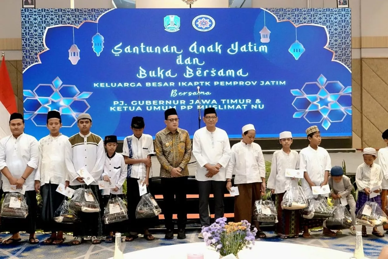 Pj. Gubernur Jawa Timur Bersama Gus Kautsar Hadiri Acara Santunan Anak Yatim dan Buka Bersama IKAPTK