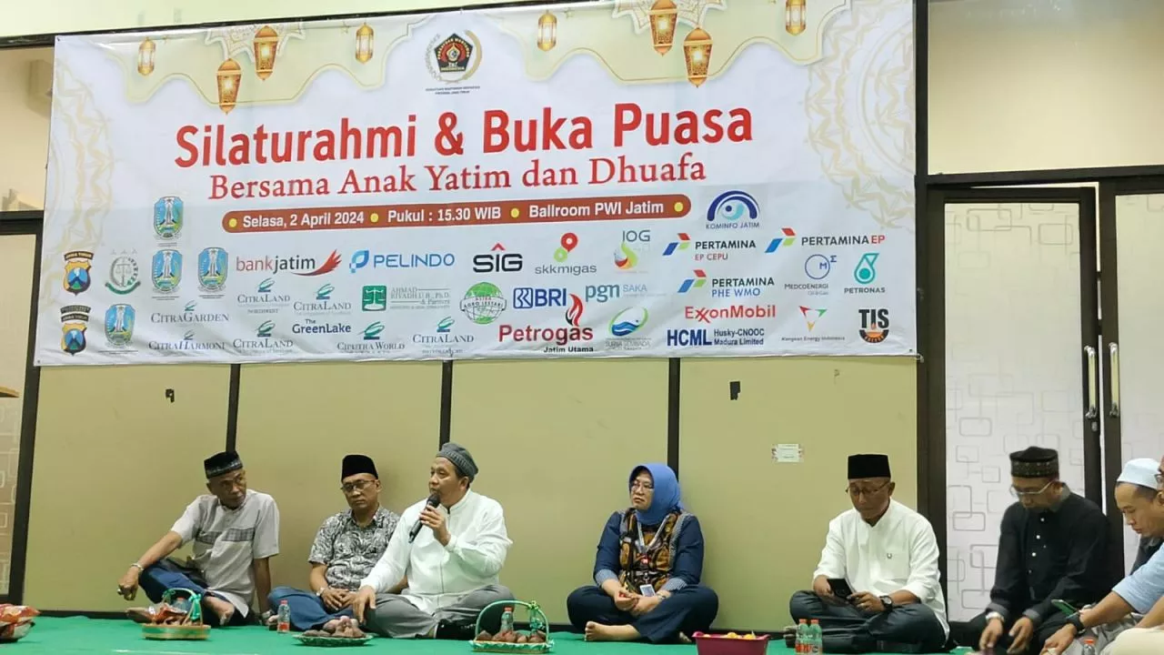 Ramadan 1445 H, PWI Jatim Gelar Bukber dan Santuni Puluhan Anak Yatim