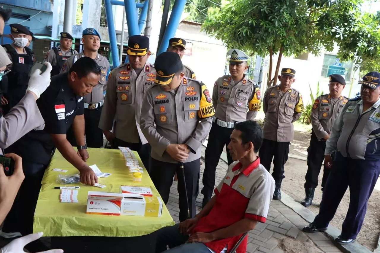 Polres Nganjuk Lakukan Tes Urin Acak Sopir Angkutan Umum, Upaya Jaga Keselamatan Penumpang