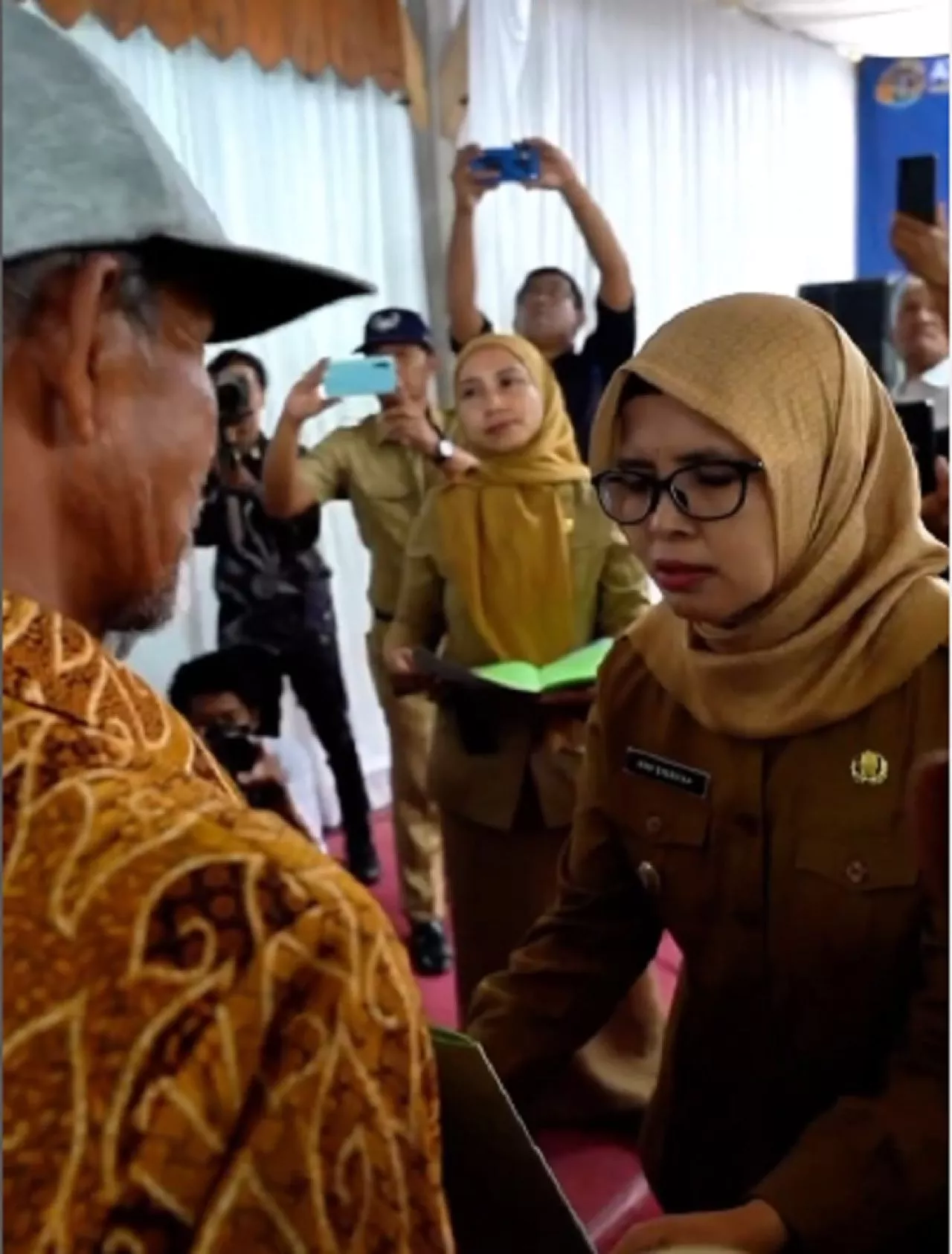 Bupati Blitar Rini Syarifah Berikan Sertifikat Tanah kepada Warga Desa Modangan