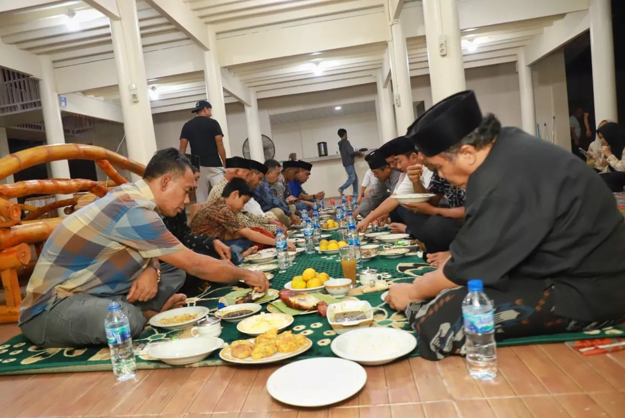 Pj Bupati Pidie Bersilaturrahmi Dalam Acara Santunan Anak Yatim di Gampong Blang Teungoh Tangse