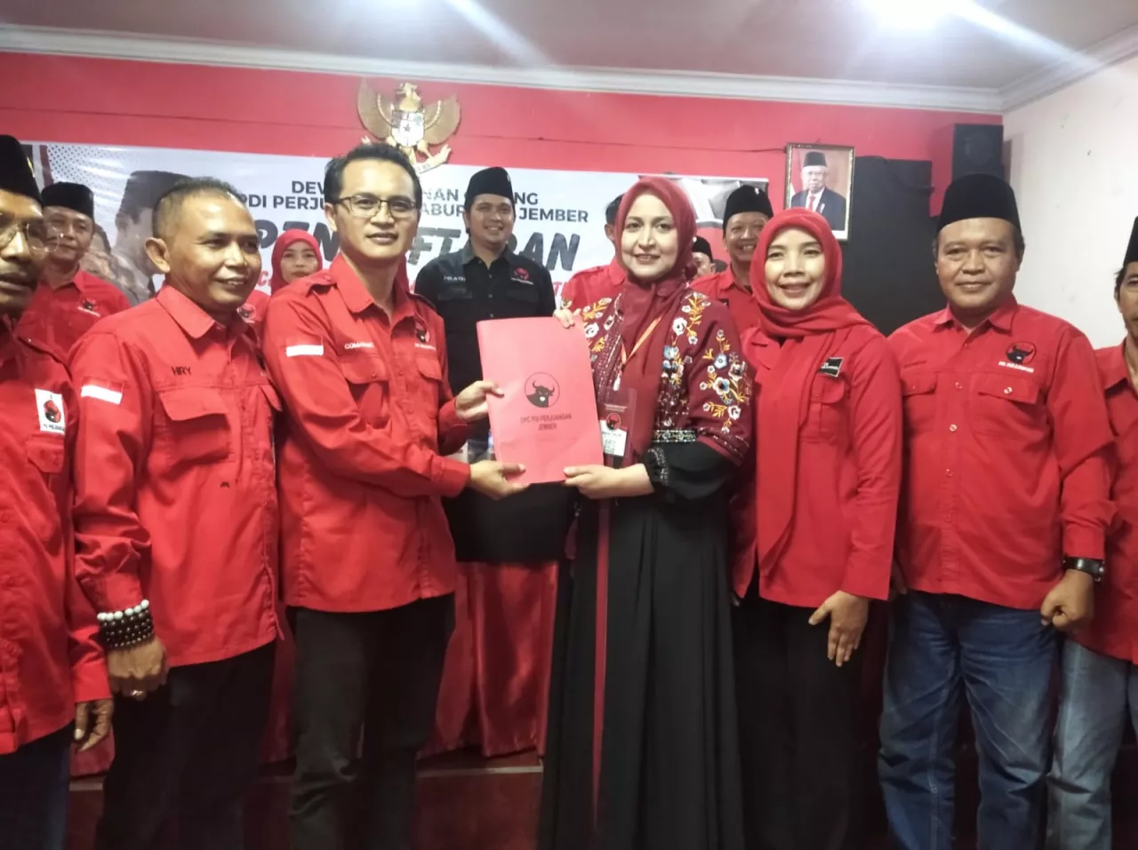 Kembalikan Formulir Bacabup di PDIP Jember, Faida: Saya Hadir Karena Rindu 