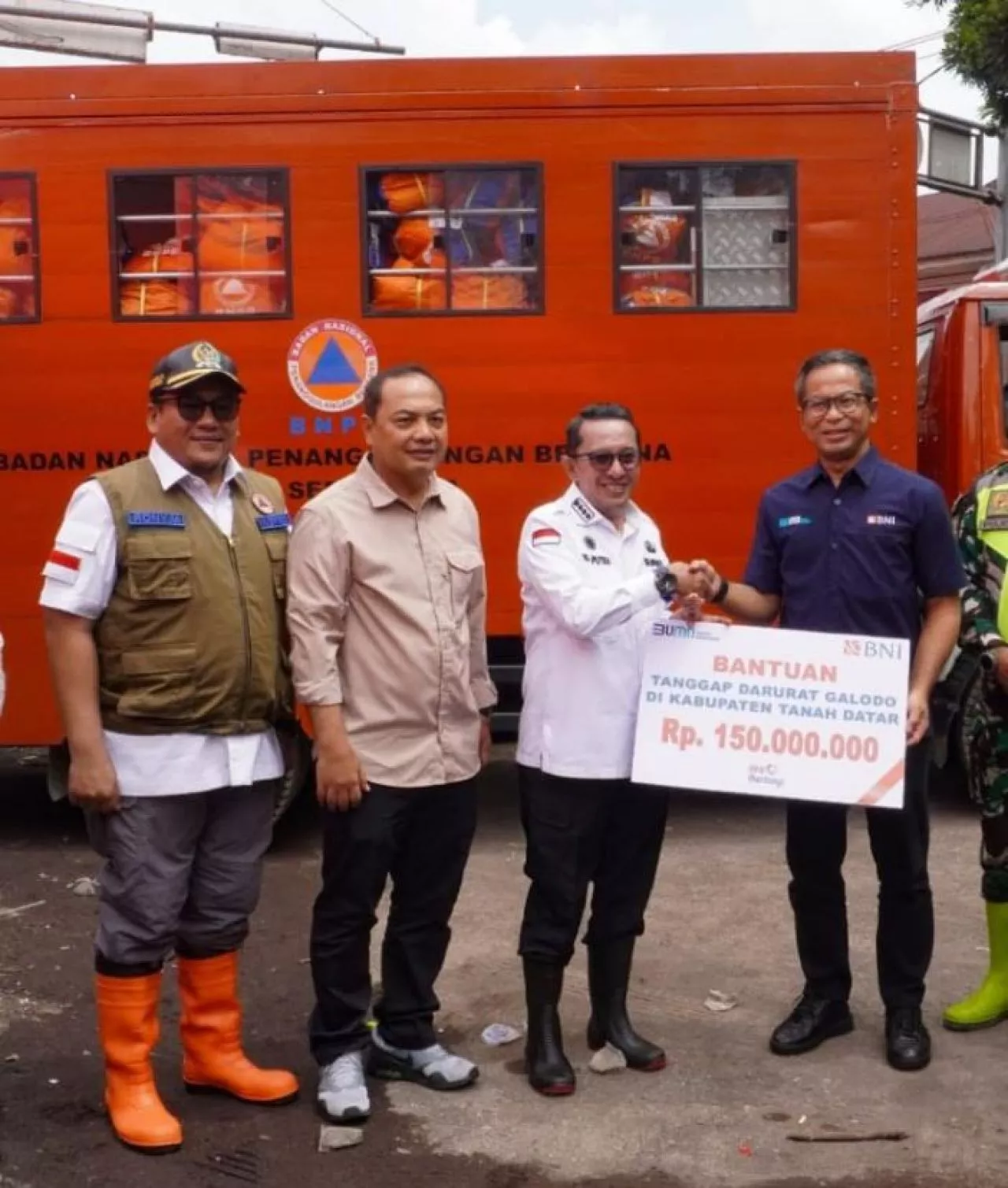 BNI Serahkan Bantuan Korban Bencana Alam Sumbar