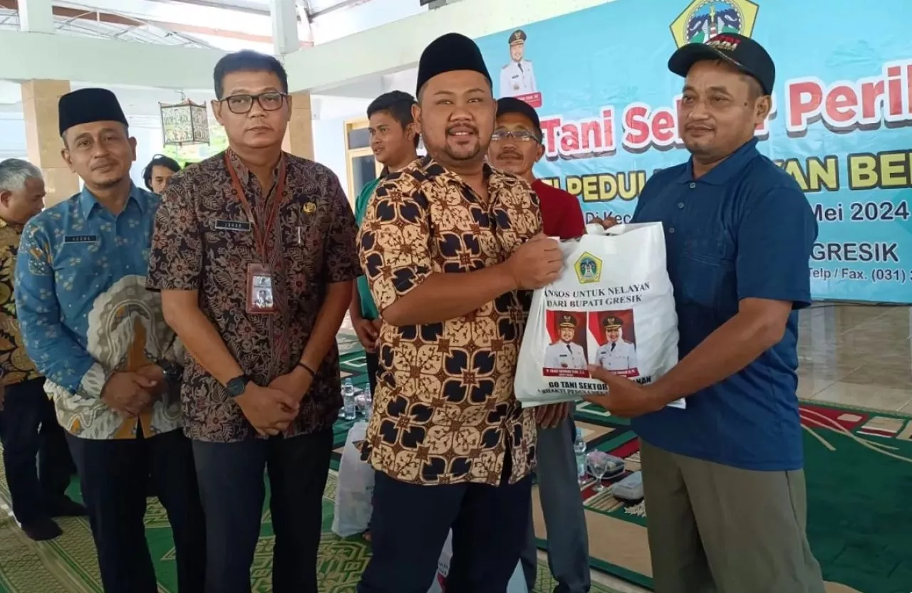 Peduli Nelayan Saat Musim Barat: Bupati Gresik Salurkan Ratusan Paket Sembako