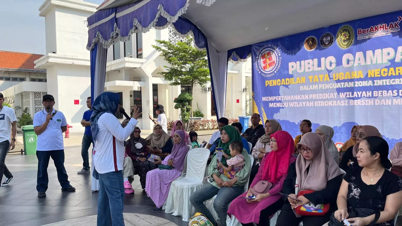 Pengadilan Tata Usaha Negara (PTUN) Surabaya menggelar acara public campaign di Alun-alun Surabaya, Jalan Gubernur Suryo Surabaya, Minggu (5/5/2024) pagi.