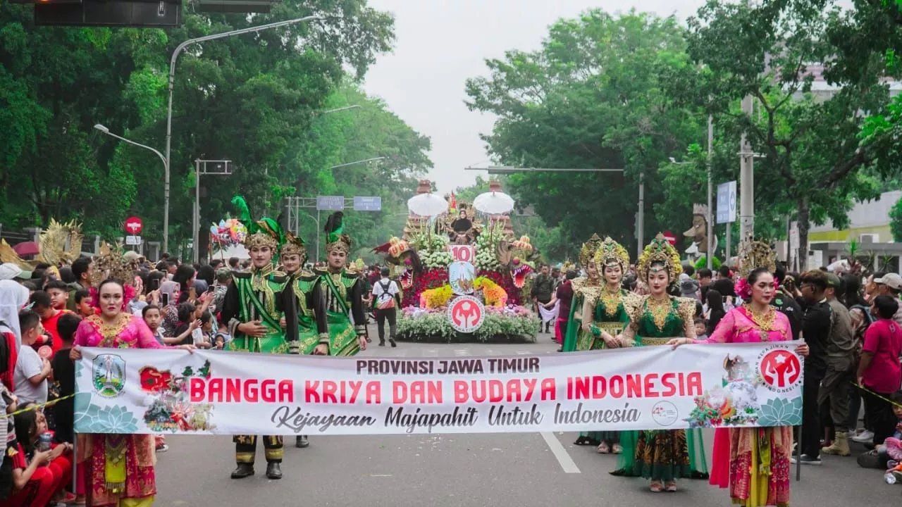 Dekranasda Jatim Meriahkan Parade Mobil Hias Di Solo