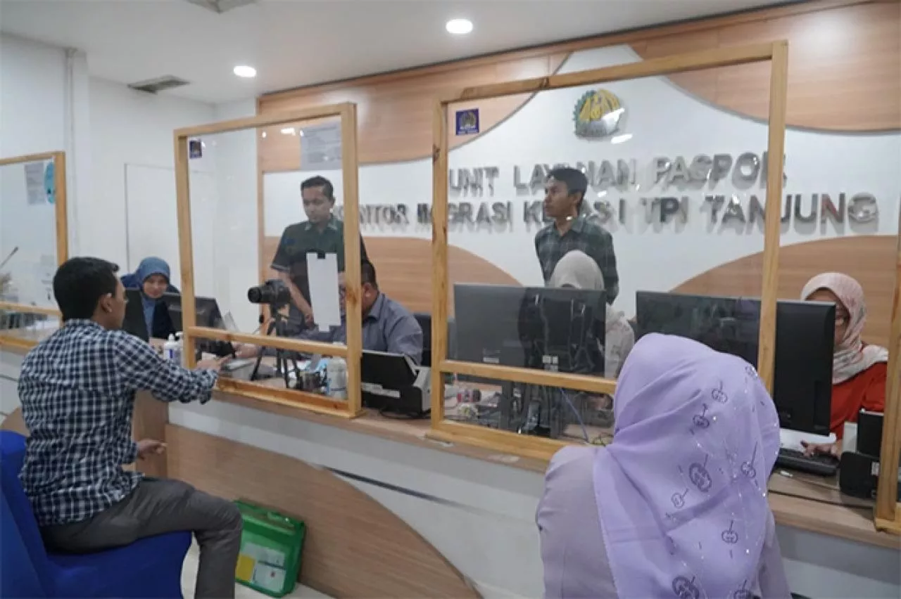Easy Paspor Pasar Atom Mall Diinisiasi Imigrasi Tanjung Perak Diserbu Pemohon